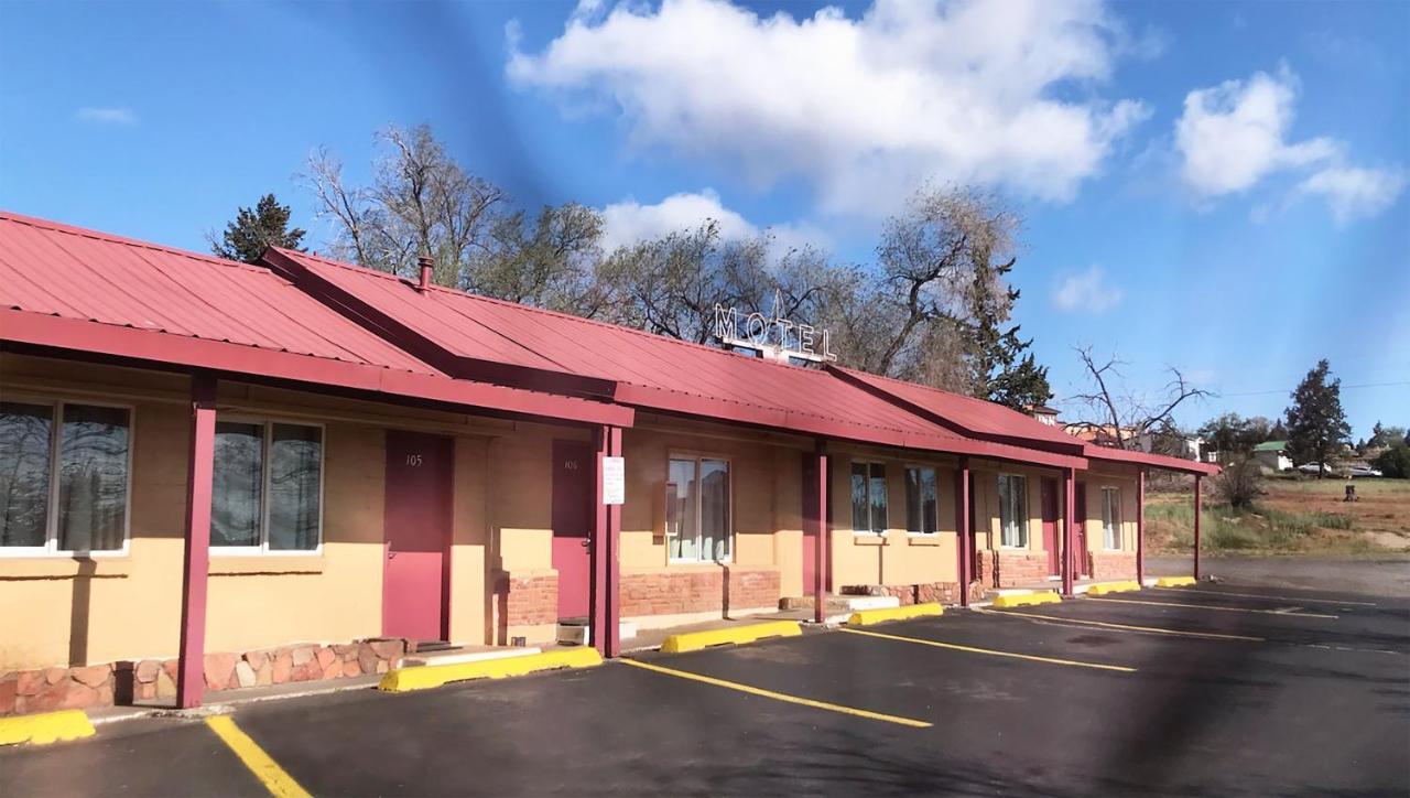 Juniper Motel Madras Exterior photo